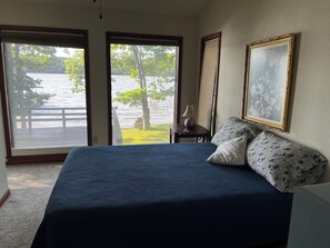 3 bedrooms, free WiFi - Beautiful lake front house in Osage beach. With dock, deck and other amenities. (Osage Beach)