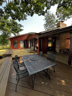 Outdoor dining - Beautiful lake front house in Osage beach. With dock, deck and other amenities. (Osage Beach)