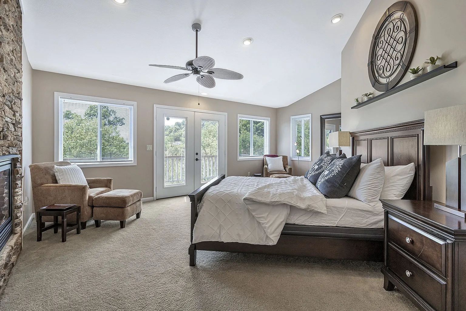 2 多间卧室、办公桌、免费 WiFi、床单