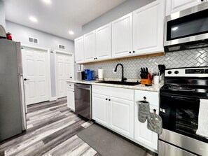 Fridge, microwave, oven, stovetop - Green Roof House! (Lakeland)