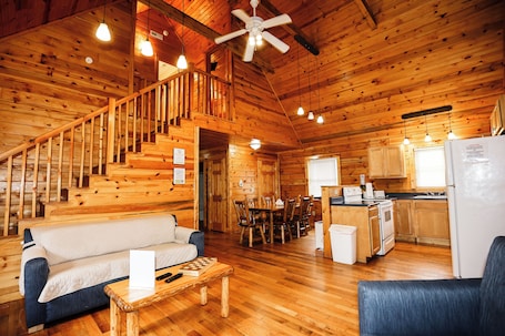 TV, fireplace. 3 Bedroom 2 Bath Cabins (Beaver, WV)