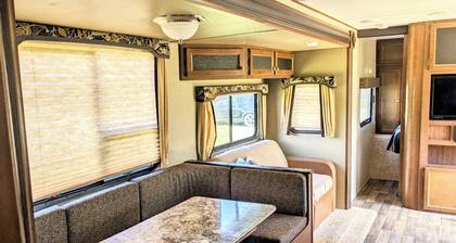 Spacious 2 Bedroom Bunkhouse RV, Farm View, Family and Dog Friendly