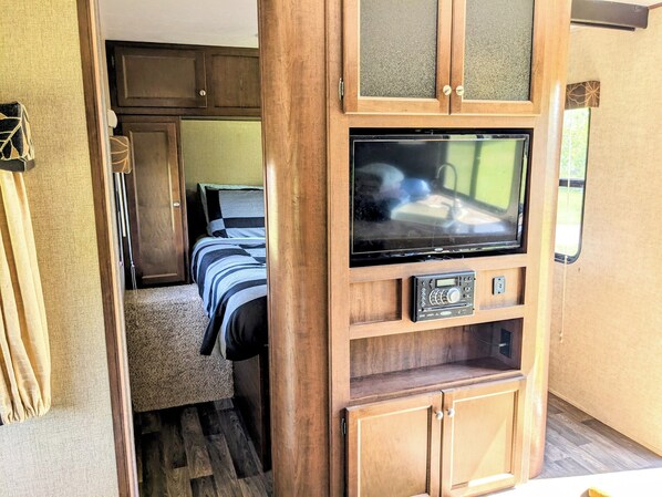 2 bedrooms, WiFi, bed sheets - Spacious 2 Bedroom Bunkhouse RV, Farm View, Family and Dog Friendly (Tuttle)