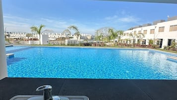 Piscine extérieure, parasols de plage