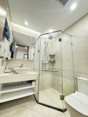 Deluxe Apartment, 3 Bedrooms, Kitchen | Bathroom | Slippers