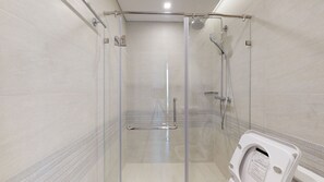 Luxury Apartment, 3 Bedrooms, Kitchen | Bathroom | Slippers - Royal Condotel in Vinhomes Metropolis (Hanoi)