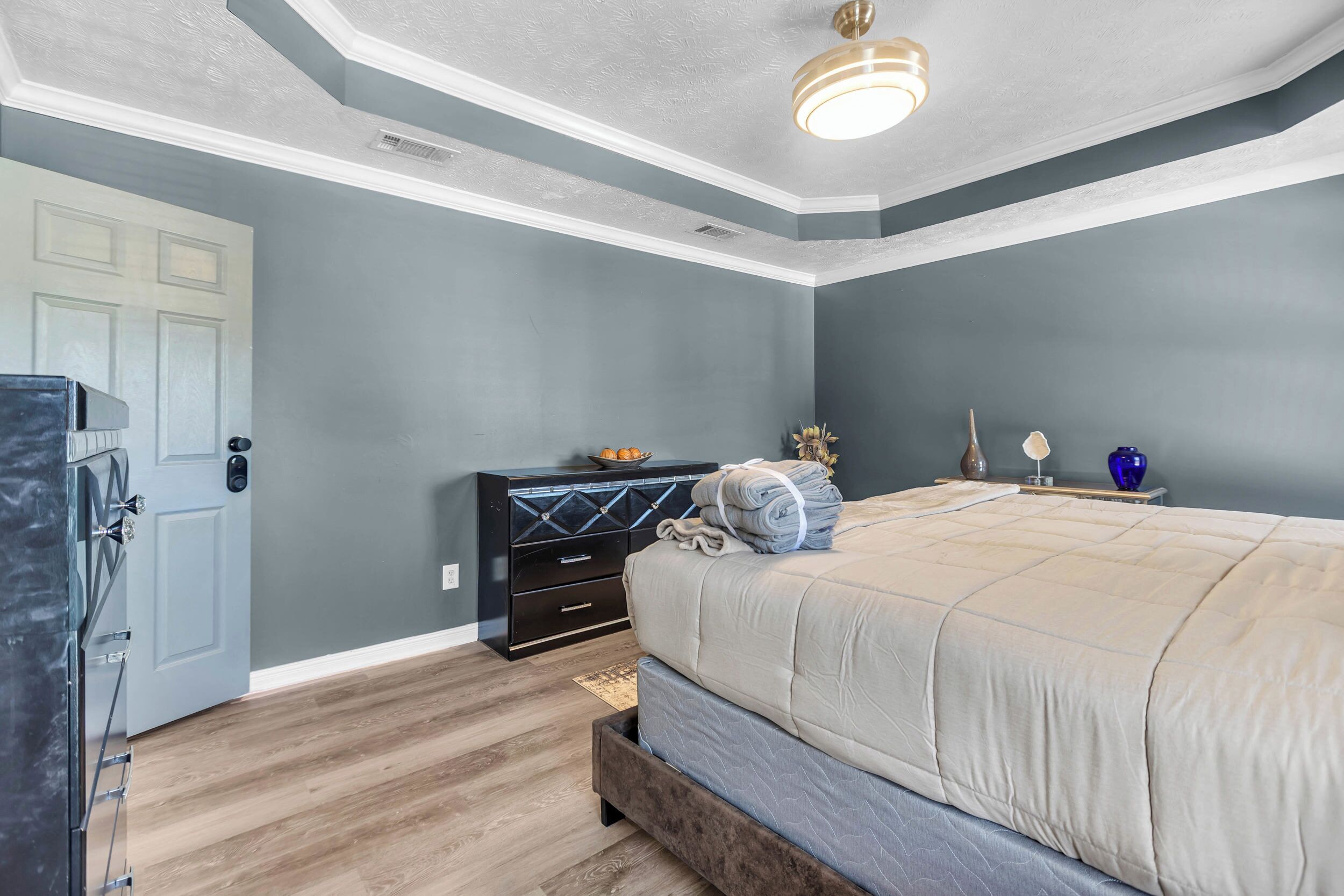 3 bedrooms, iron/ironing board, WiFi, bed sheets