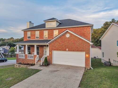 Charming 3 Bedroom Home Near BNA Airport!