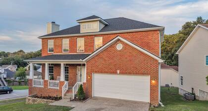 Charming 3 Bedroom Home Near BNA Airport!