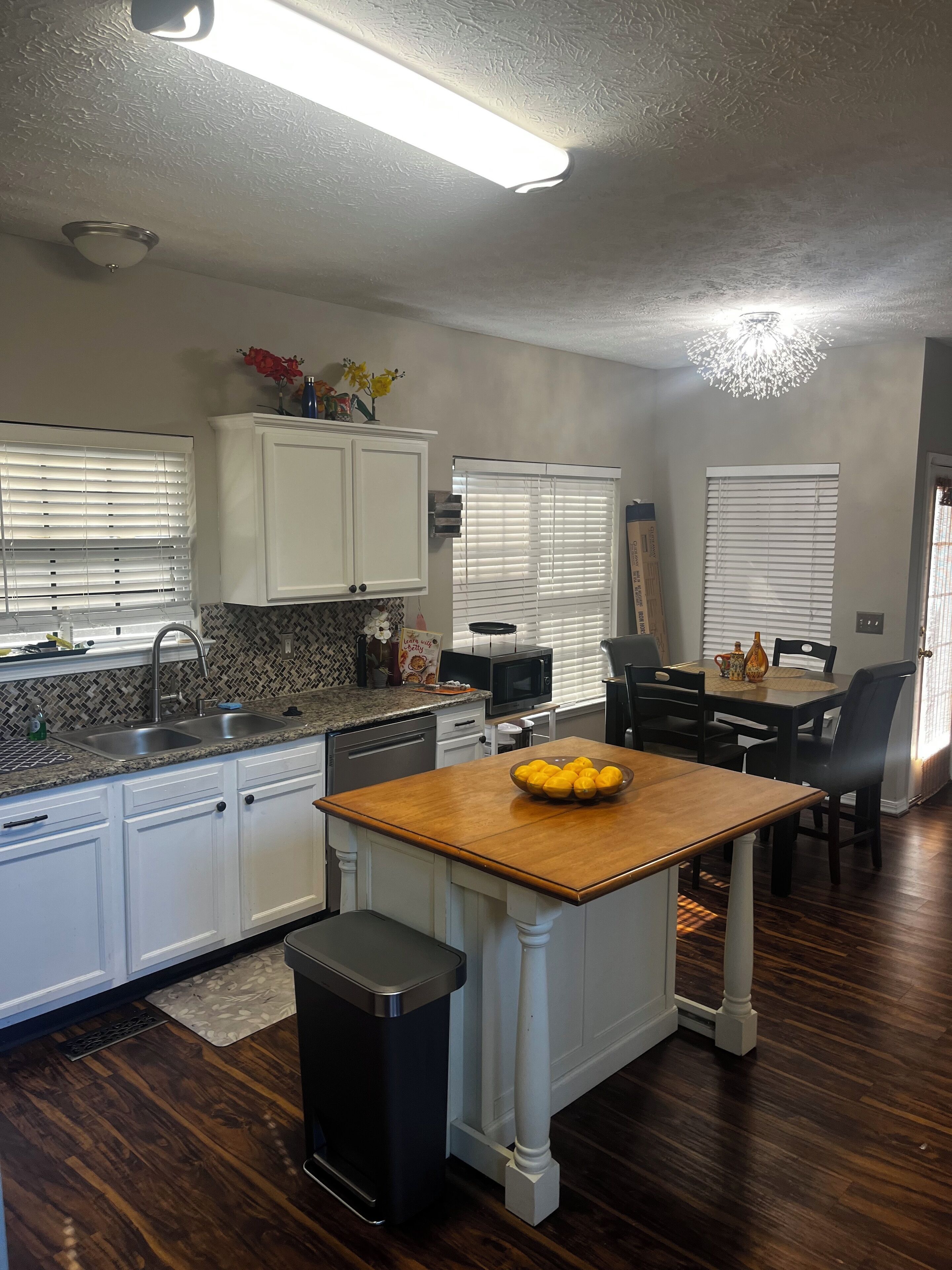 Nice Cozy 2 story 3 BR 21/2 bath home near BNA airport and downtown Nashville!

