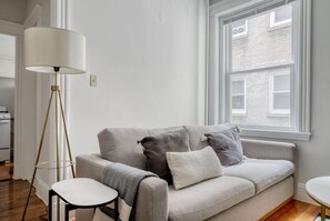 TV, stereo - Trendy Longwood Studio w/ Shared W/D, near Bars & Dining, by Blueground (Boston)