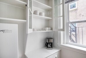 Interior - Trendy Longwood Studio w/ Shared W/D, near Bars & Dining, by Blueground (Boston)