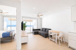 TV - Renovated apartment with sea views, near the Camí de Ronda and with outdoor parking space (Building Belleza Faro) (Roses)