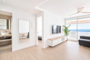 TV - Renovated apartment with sea views, near the Camí de Ronda and with outdoor parking space (Building Belleza Faro) (Roses)