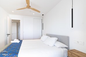 1 habitación y tabla de planchar con plancha