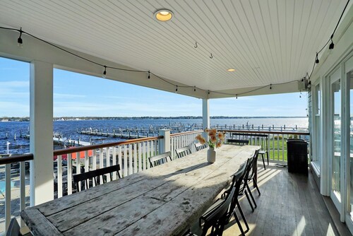 Large waterfront home w/ pool