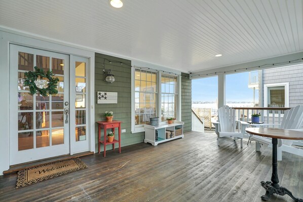 Outdoor dining - Large waterfront home w/ pool (Brick Township)