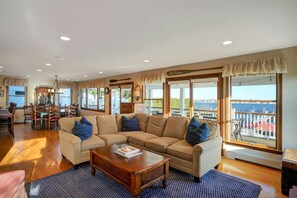 Smart TV, fireplace, stereo, computer monitors - Large waterfront home w/ pool (Brick Township)