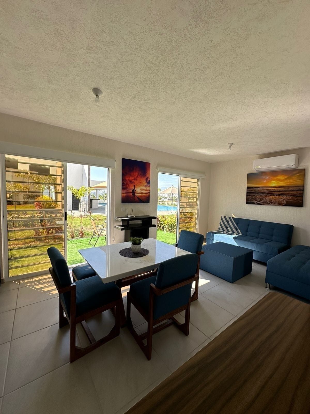 Casa de ciudad básica, 3 habitaciones, cocina, junto a la alberca | Área de sala de estar