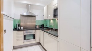 Fridge, microwave, oven, stovetop - CloseToHarrods - CloseToHydePark - Washer&Dryer (London)