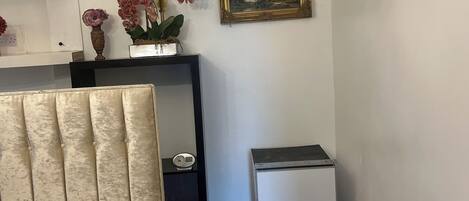 4 عدّة غرف نوم وواي فاي وملاءات أسرّة