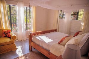 3 bedrooms, iron/ironing board, WiFi, bed sheets