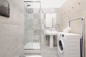 Een douche, een haardroger, een bidet, handdoeken