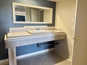 Free toiletries, towels, soap, shampoo - Regency Inn Fresno (Fresno)