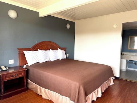 Individually furnished, desk, soundproofing, free WiFi. Regency Inn Fresno