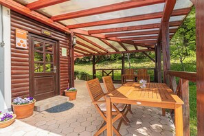 Outdoor dining - Suite Alder embraced by nature, Slovenj Gradec, Slovenia (Slovenj Gradec)