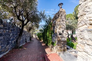 Property grounds - Wonderful Villa In Mulinetti, Recco, Italy (Recco)