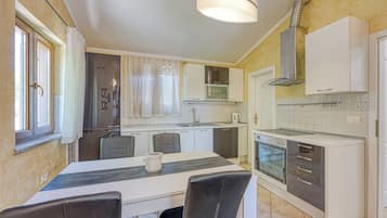 Fridge, oven, stovetop, dishwasher