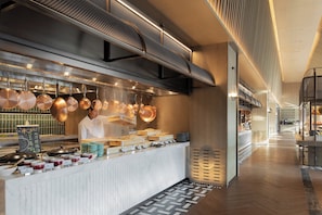 Daily buffet breakfast (CNY 168 per person)