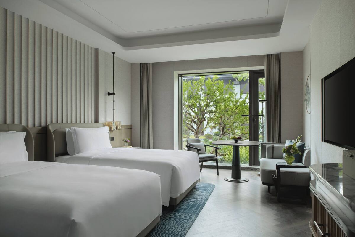 Premium bedding, down comforters, minibar, in-room safe