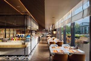 2 restaurants, breakfast served