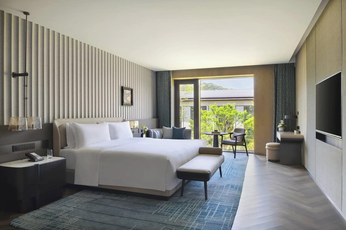 Premium bedding, down comforters, minibar, in-room safe