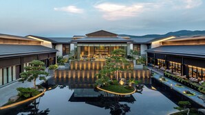 A modern hotel with a central courtyard, reflecting pool, and traditional architecture. - Intercontinental Xiangyang by IHG (Xiangyang)