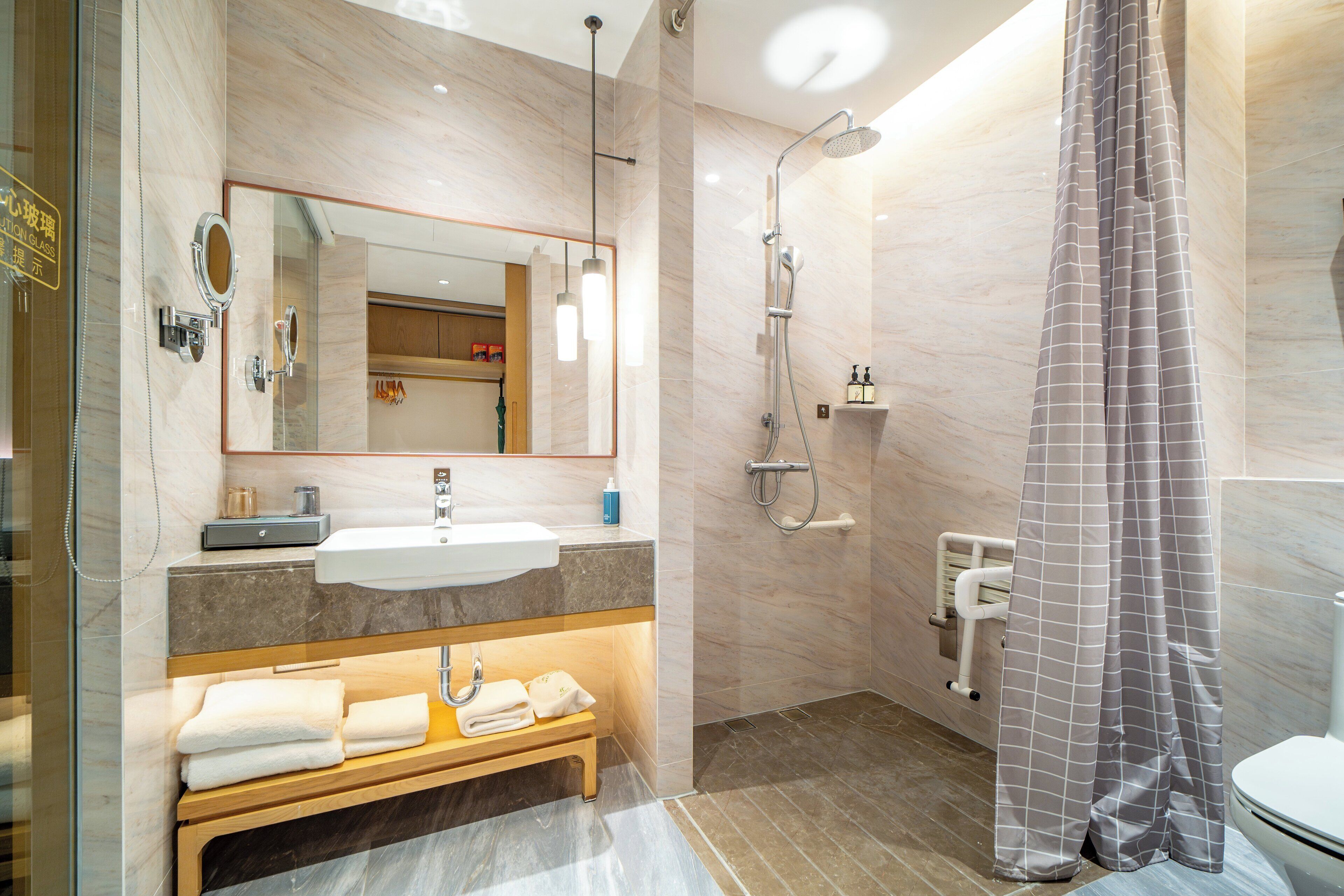 Gratis toiletartikler, badekåber, hjemmesko