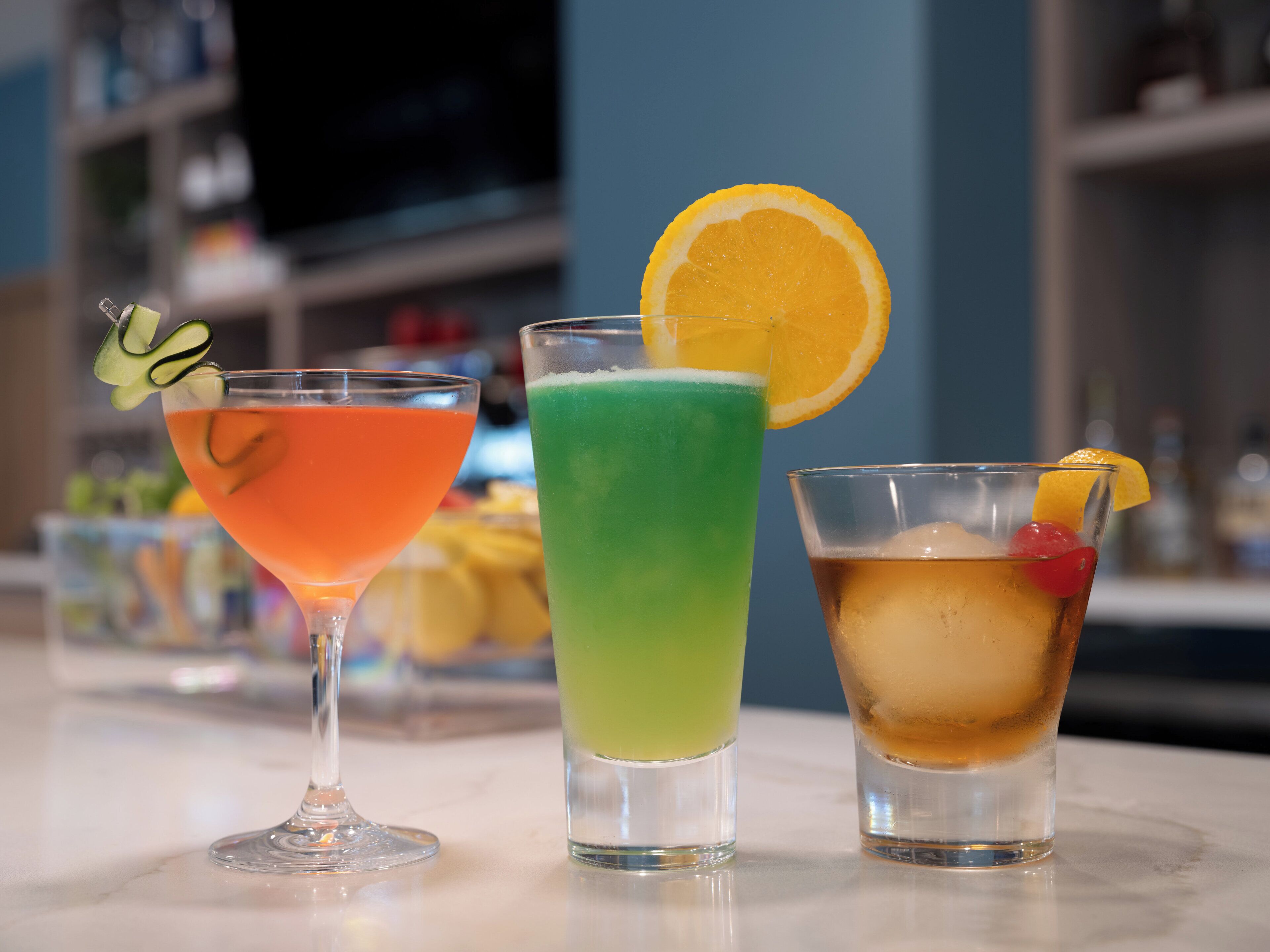 Tres bebidas distintas sobre una barra.