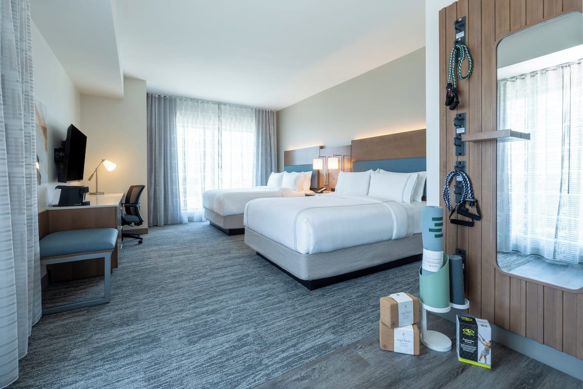 1 camera, una scrivania, tende oscuranti, ferro/asse da stiro