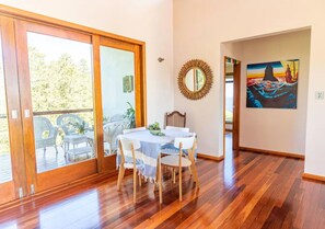 Dining room - King Tide House (Norfolk Island)