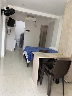 1 bedroom, WiFi, bed sheets - 10 minutes walking to the beach! Couple sized apartment with a living room. (Riohacha)