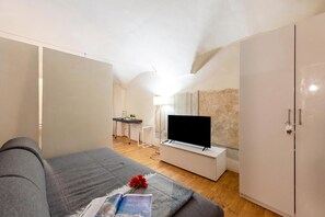 Tabla de planchar con plancha, wifi gratis, ropa de cama