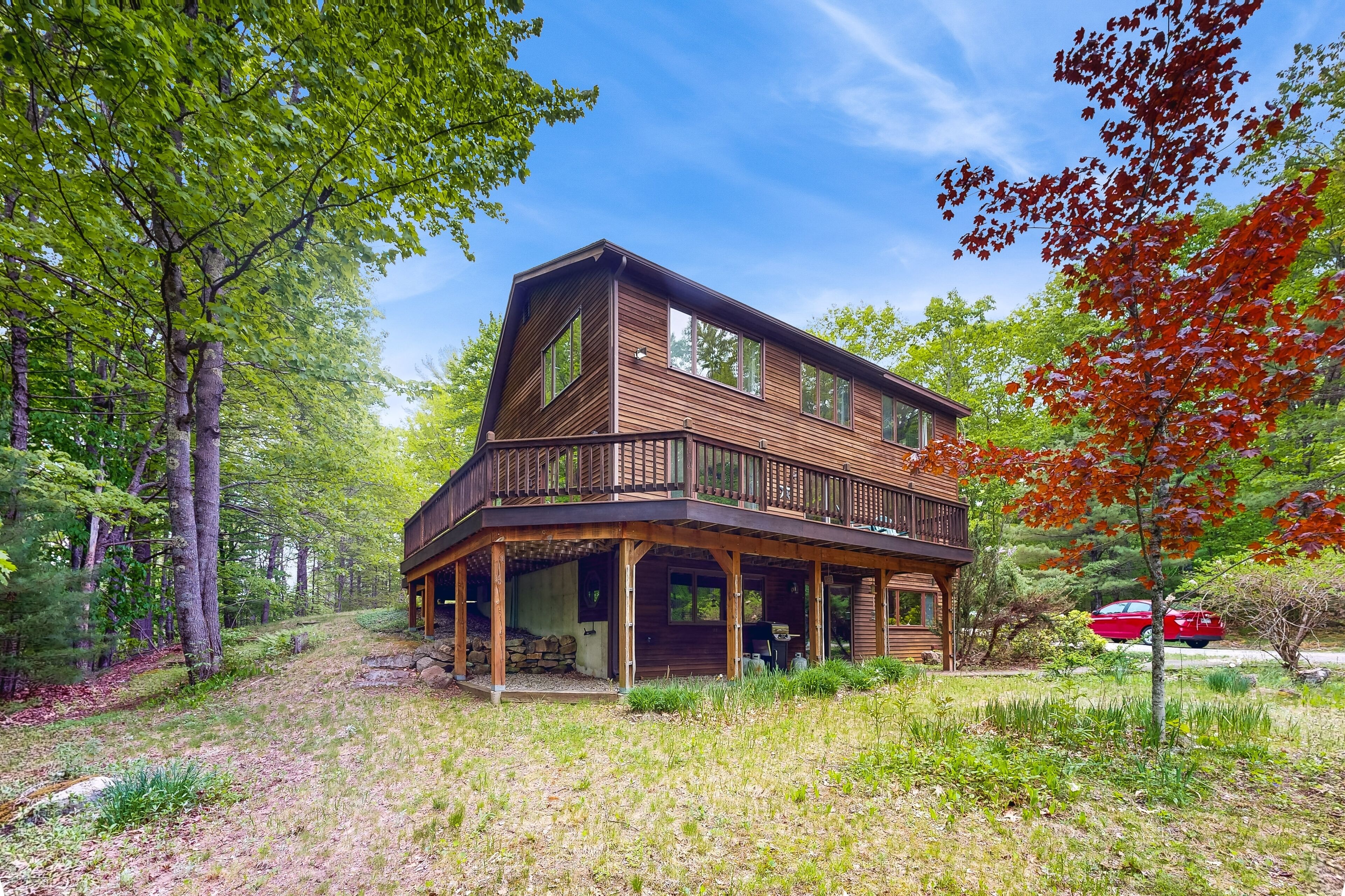 Woodland house with furnished wraparound deck, washer/dryer, & safe