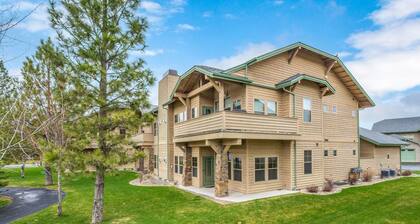 Elegant, newer, 1st-floor condo with private hot tub - steps to resort marina