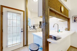 Fridge, microwave, oven, stovetop - Medical Center Condo for Students and families - 30 day min rental (San Antonio)