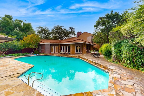 Pool - Medical Center Condo for Students and families - 30 day min rental (San Antonio)