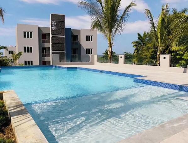 Outdoor pool - Forget your worries in this spacious and serene. 15 mins from the airport! (Montego Bay)
