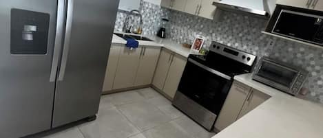 Een koelkast, een oven, een kookplaat