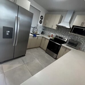 Fridge, oven, stovetop - Forget your worries in this spacious and serene. 15 mins from the airport! (Montego Bay)